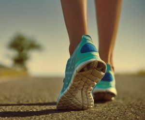 Aktiviti brisk walk luar rumah pada waktu pagi.
