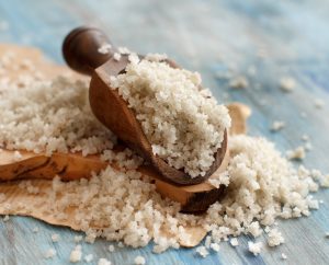 Celtic Sea Salt berwarna kelabu dengan tekstur kasar