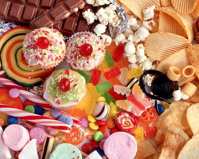 Pelbagai jenis snek tidak sihat seperti kerepek, gula-gula, coklat, dan biskut