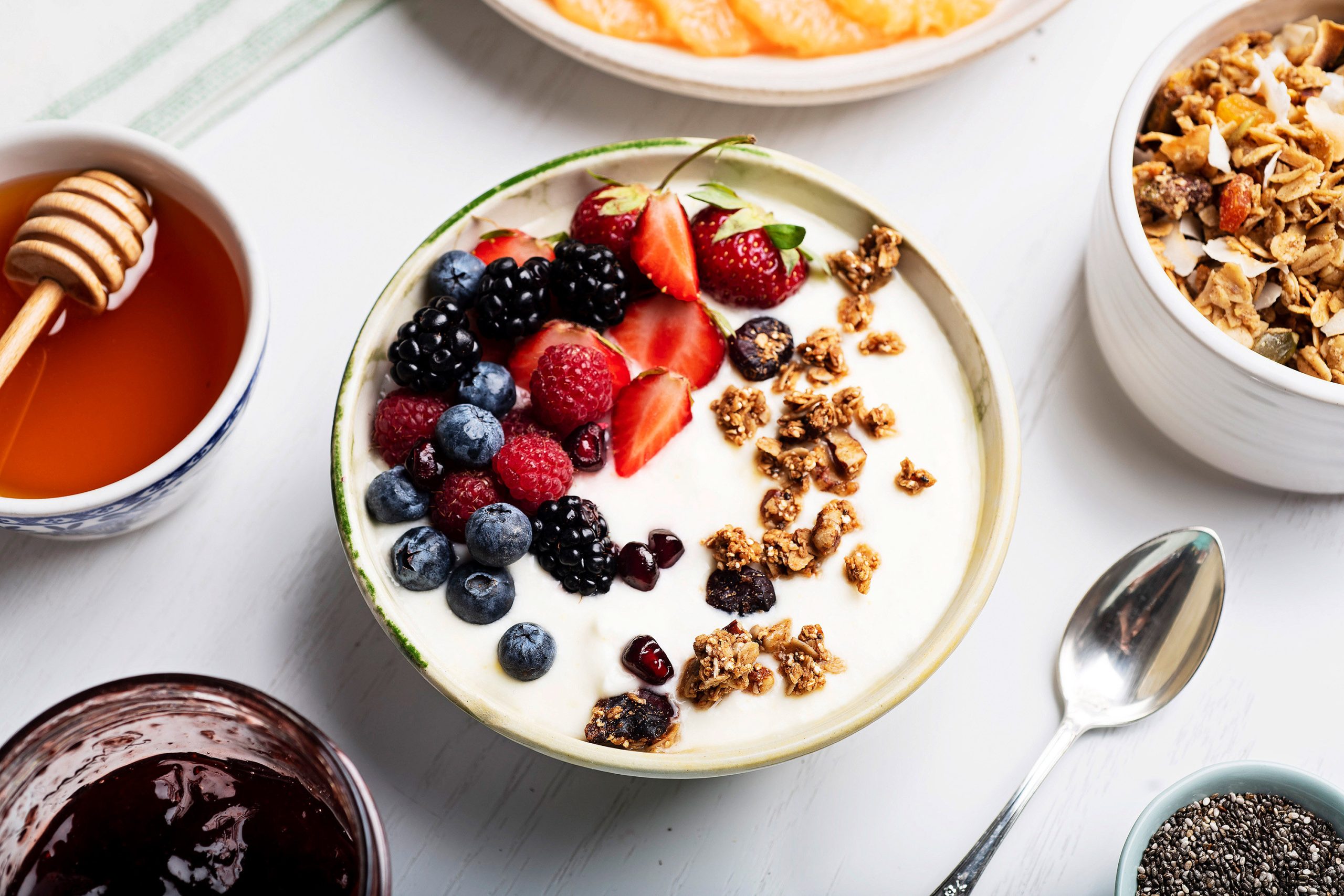 semangkuk yogurt probiotik antara makanan cegah influenza