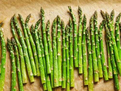 Batang asparagus segar disusun rapi di atas papan pemotong, kaya nutrisi dan penuh manfaat asparagus untuk kesihatan tubuh.