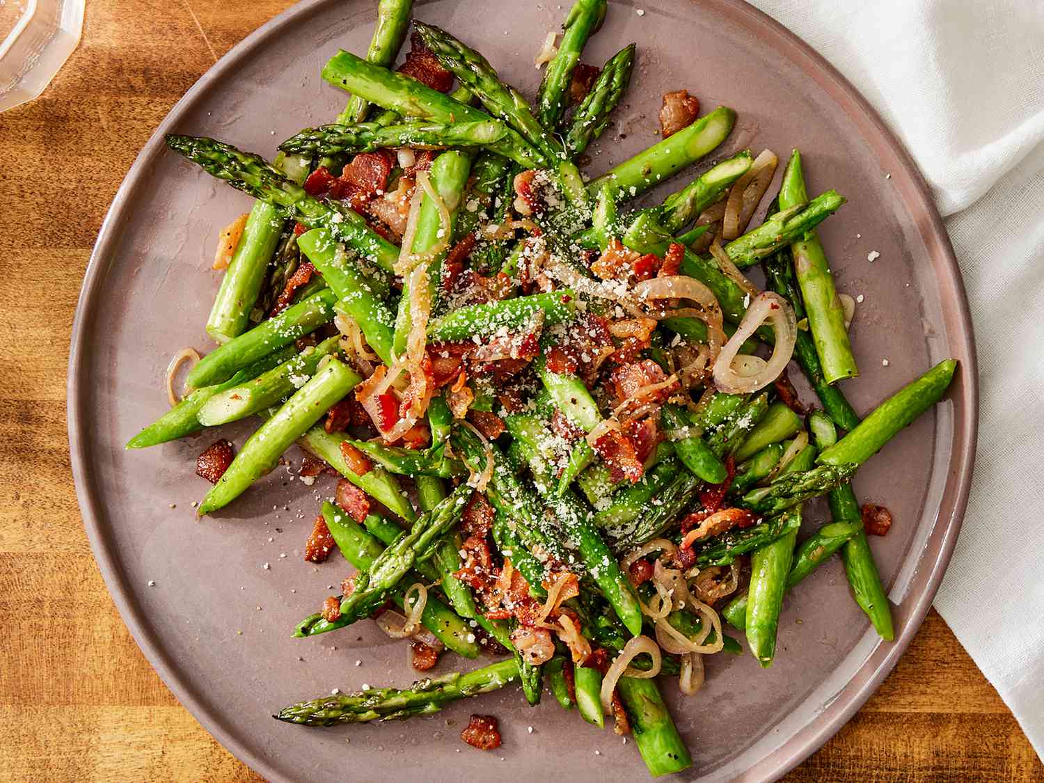 Asparagus tumis dengan bawang dan hirisan daging rangup, hidangan sihat kaya manfaat asparagus untuk pencernaan dan detoks badan.